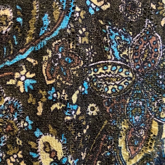 Woman’s size 6 paisley blouse - long sleeves with small ruffle at cuffs. - Picture 4 of 6